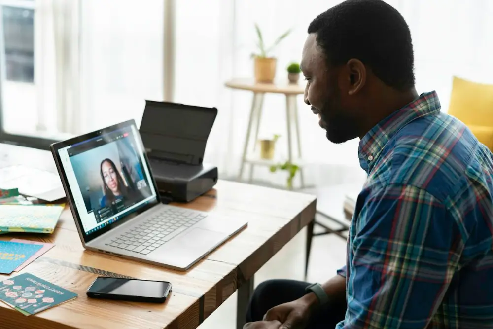 Online tutor on a virtual call from a desk